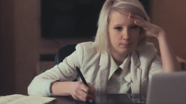 Genç yaratıcı tasarımcı'çalışma ile grafik tablet oluşturma dijital sanat gerçekten yorgun ofiste bir mola ihtiyacı