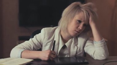 Genç yaratıcı tasarımcı grafik tablet oluşturma dijital sanat gerçekten yorgun Office ile çalışıyor, germe gerekir biraz dinlen