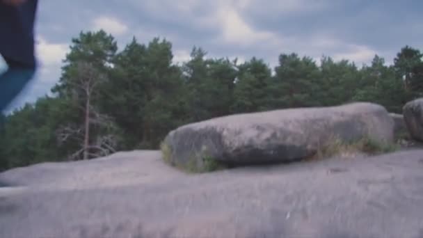 Junge Frau erreicht den Gipfel des Berges und macht Erfolg posieren erhobenen Händen in Richtung Himmel — Stockvideo