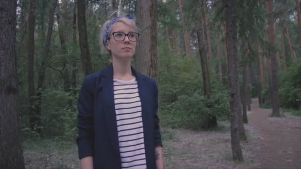 Jovem hipster mulher na natureza sentindo-se calmo e livre — Vídeo de Stock