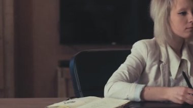 Genç yaratıcı tasarımcı grafik tablet dijital sanat yaratmak Office ile çalışıyor onun iş kutlama ile yapılır