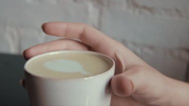 bir kafe kız alarak ve içme shot kahve Kupası kapatın