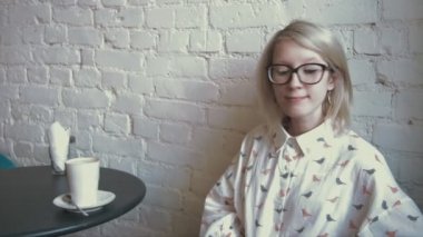 kafede kahve içme mutlu genç güzel kadın