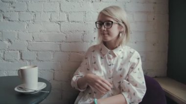 kafede kahve içme mutlu genç güzel kadın