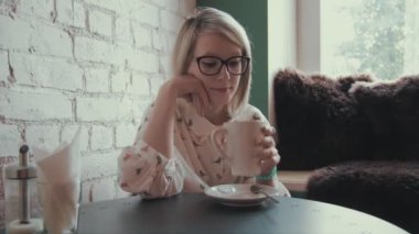 kafede kahve içme mutlu genç güzel kadın