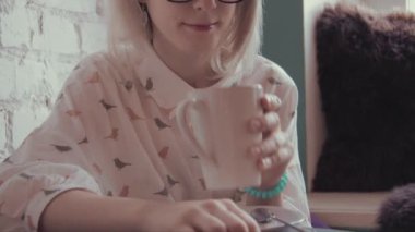 kafede kahve içme mutlu genç güzel kadın