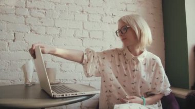 onun laptop kafede çalışan mutlu genç güzel kadın