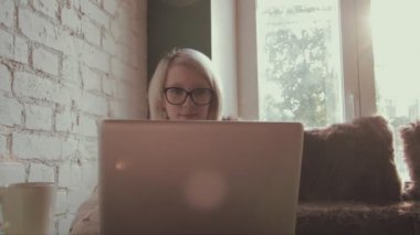 onun laptop kafede çalışan mutlu genç güzel kadın