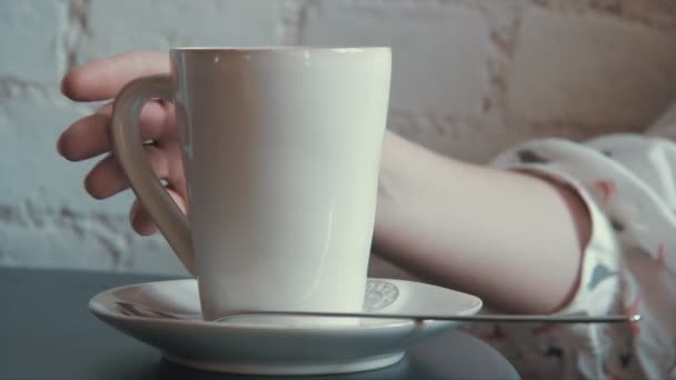 Primer plano taza de café en un café chica tomando y bebiendo — Vídeos de Stock