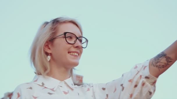 Mooie jongedame nemen van selfies met haar smartphone — Stockvideo