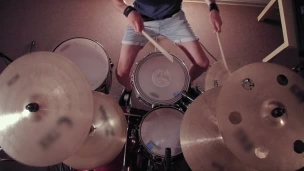 Vue du dessus Batteur dans un studio jouant dur — Video