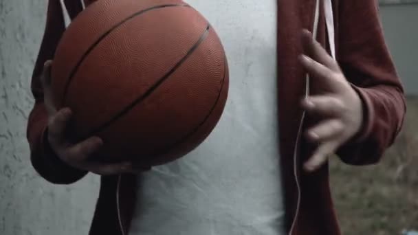 Junger Mann spielt draußen auf dem Platz Basketball — Stockvideo