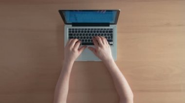 Üstten Görünüm tablo klavyede yazma veya projede çalışan Resepsiyon ellerde mans