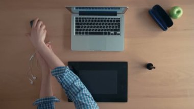 Üstten Görünüm tasarımcı adam veya Illustrator onun grafik tablet ve dijital tasarım oluşturma dizüstü kullanır