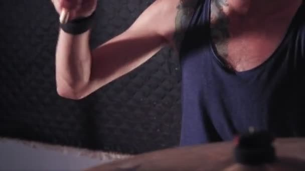 Барабанщик в студии играет жестко — стоковое видео