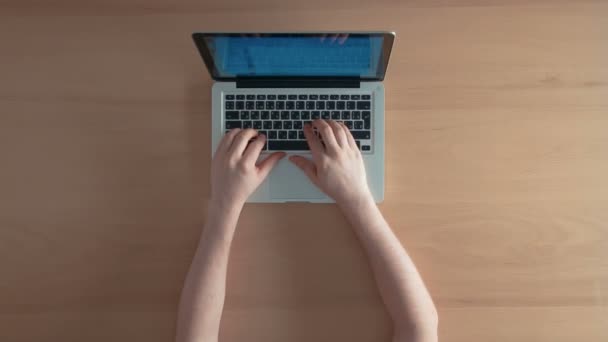 Top view table mans mains sur le bureau en tapant sur le clavier ou en travaillant sur le projet 