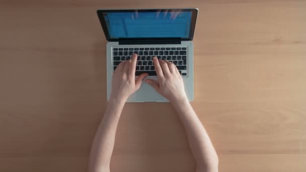 As mãos dos homens da tabela da vista superior põem o portátil na mesa e começam a datilografar no teclado ou a trabalhar no projeto — Vídeo de Stock