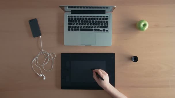 Top view designer homme ou illustrateur met tablette graphique sur le bureau et la création de design numérique 