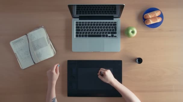 Felülnézet tervező nő vagy illustrator használ grafikus tábla és a laptop létrehozása digitális design taps, és bemutatja a kezével szíve — Stock videók