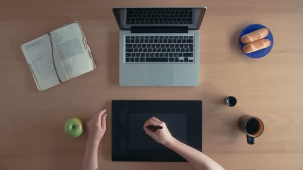 Top vista designer mulher ou ilustrador usa seus gráficos tablet e laptop criando design digital e café drinknig — Vídeo de Stock