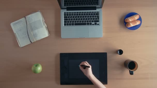 Vista superior gráficos tableta y portátil que aparece en la mesa y mujer de diseño comienza a trabajar — Vídeo de stock