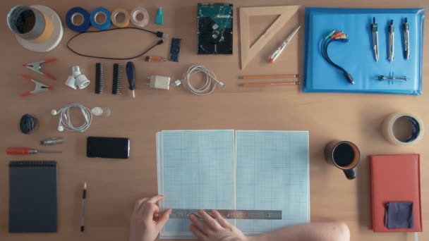 Pohled shora průmyslového návrháře inženýr kreslení náčrtků jeho projektu — Stock video