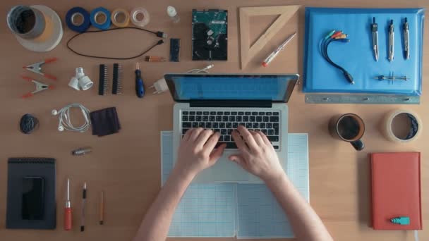 Bovenaanzicht softwareingenieur ontwikkelt programma codering op zijn laptopcomputer en koffie drinken — Stockvideo