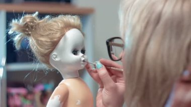 Genç kadın bir bebek onu korkutucu hale boyama