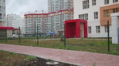 Genç çocuk renkli bina önünde bir bisiklet sürme