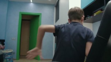 Genç çocuk dijital tablet kopyalama bir resim çizim