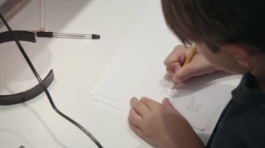 Genç çocuk dijital tablet kopyalama bir resim çizim