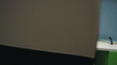 Genç çocuk dijital tablet kopyalama bir resim çizim