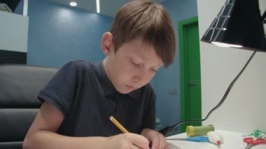 Genç çocuk dijital tablet kopyalama bir resim çizim