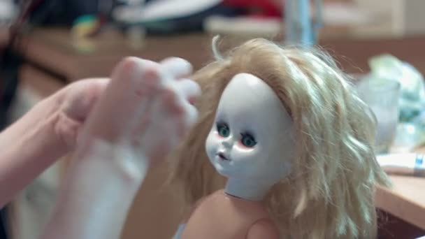 Junge Frau bürstet Puppe har — Stockvideo