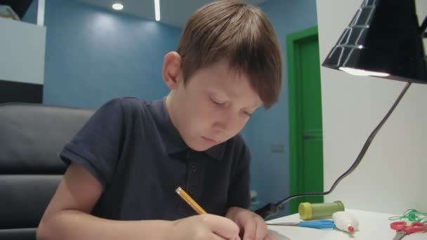 Niño dibujando una imagen copiándola de una tableta digital — Vídeo de stock