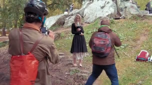 Fotografia atirar de uma jovem mulher em caráter de uma menina branca assustador rosto com uma boneca — Vídeo de Stock