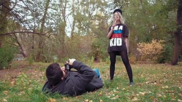 Egy fiatal nő divatfotó lőni szajré póló — Stock videók