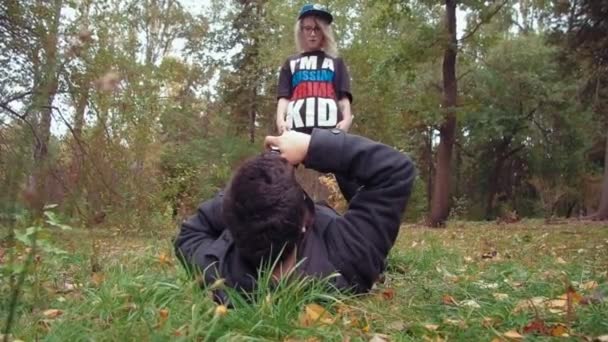 Photographie prise de vue d'une jeune femme en t-shirt swag — Video