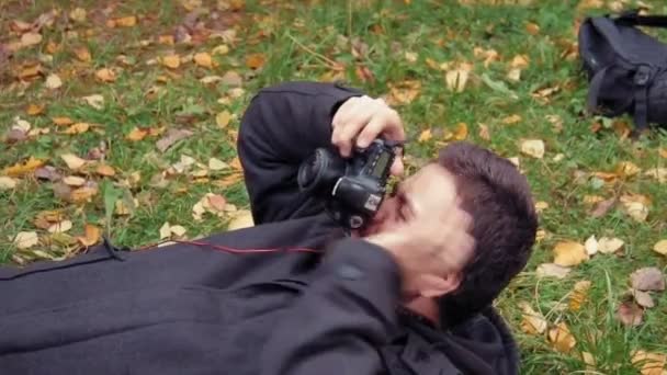 躺在地上的摄影拍摄摄影师 — 图库视频影像