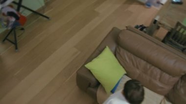 Üst görüntülemek küçük çocuk oyun dijital tablet ipad