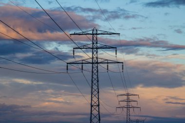 Hollanda, Zoelen yakınlarındaki Betuwe 'de elektrik direğinin arkasındaki gökkuşağı manzarası.