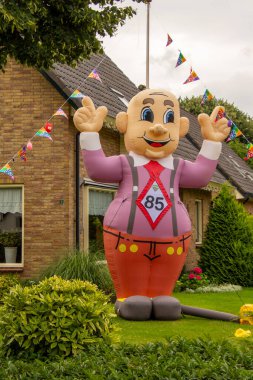 Erkek şişme bebek, yıldönümünü kutlamak için bahçede, 85 yaşına geldi..