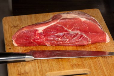 Bir parça çiğ et, doğramaya hazır, hachee 'ye gidecek..