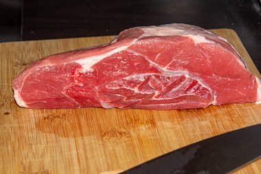 Bir parça çiğ et, doğramaya hazır, hachee 'ye gidecek..