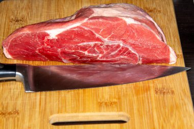 Bir parça çiğ et, doğramaya hazır, hachee 'ye gidecek..