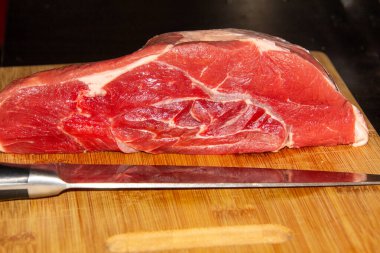 Bir parça çiğ et, doğramaya hazır, hachee 'ye gidecek..