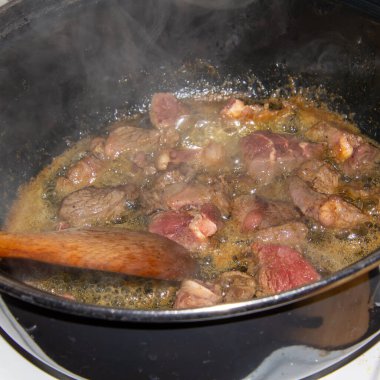 Haşhaş yahnisini soğan ve biftek ile hazırlıyorum. Yemek pişirirken tavayı dökerek.