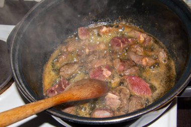 Haşhaş yahnisini soğan ve biftek ile hazırlıyorum. Yemek pişirirken tavayı dökerek.