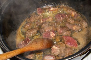 Haşhaş yahnisini soğan ve biftek ile hazırlıyorum. Yemek pişirirken tavayı dökerek.