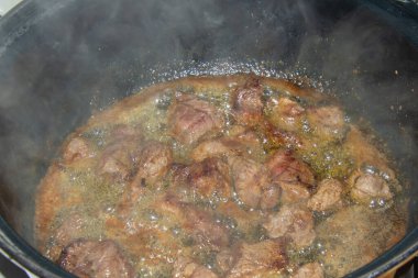 Haşhaş yahnisini soğan ve biftek ile hazırlıyorum. Yemek pişirirken tavayı dökerek.